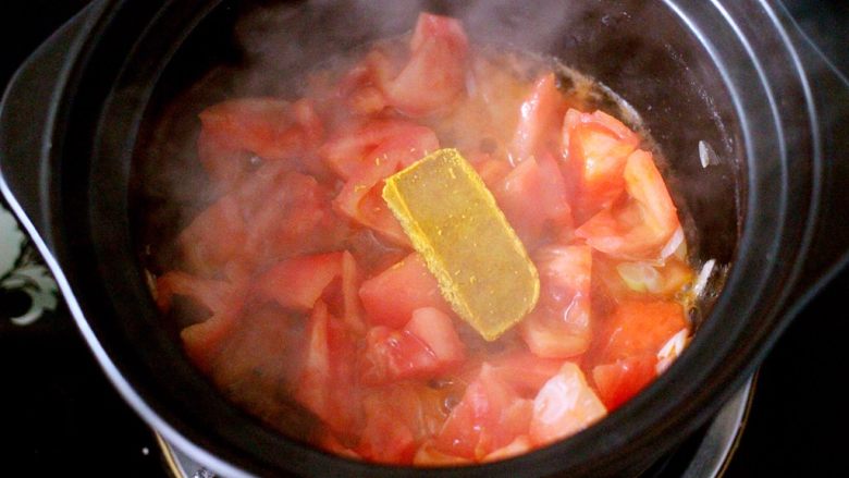 做年货-番茄咖喱鸡肉丸子(砂锅版),小火慢慢融化咖喱块后