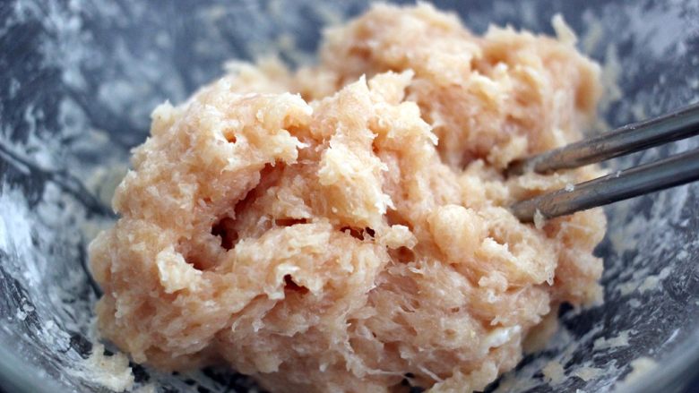 做年货-番茄咖喱鸡肉丸子(砂锅版),把加了调料的鸡脯肉馅、顺时针方向搅拌上劲后