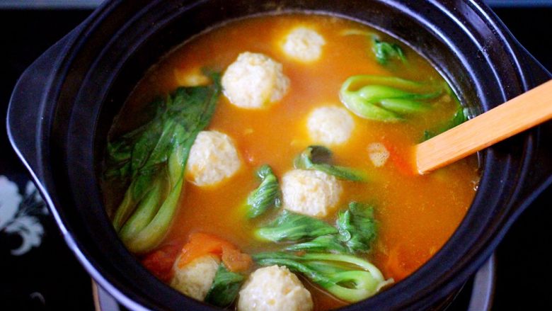 做年货-番茄咖喱鸡肉丸子(砂锅版),加入上海青后继续小火煮1左右关火即可、颜值担当又美味的番茄咖喱鸡肉丸子就做好了