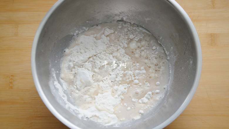 葱香酥脆千层饼干 趁着天冷好开酥,将酵母水和麦芽糖水都倒入到称量出的<a style='color:red;display:inline-block;' href='/shicai/ 519'>面粉</a>中,揉成面团。