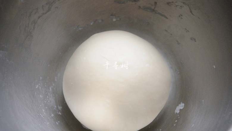 葱香酥脆千层饼干 趁着天冷好开酥,加入黄油后的面团揉到光滑,可以拉出大片的厚膜就可以了,如果没有揉到位的话在擀卷的时候会比较容易破酥。面团揉好之后盖上保鲜膜或者湿布放于温暖处发酵到1.5-2倍大小。