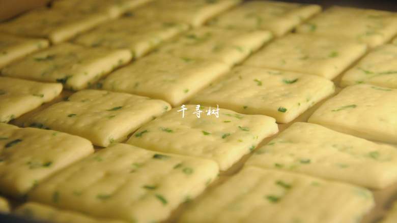 葱香酥脆千层饼干 趁着天冷好开酥,烤箱预热好之后放入烤盘,开始烘焙,可以看到饼干进一步的发酵变厚。
