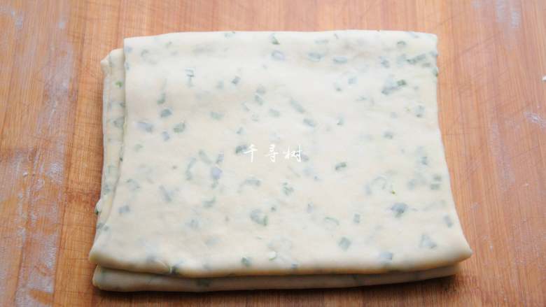 葱香酥脆千层饼干 趁着天冷好开酥,完成两次四折的酥皮静置片刻后擀开就可以了分割成饼干了,由于只是做简单的小饼干,对于酥皮的工整度没有太严格的要求,就没有把边角裁整齐,不影响饼干的效果,边角料可以做成小的造型饼干。这次擀开的时候先用滚轴擀面杖,然后再借助定高擀面杖就能擀成薄厚一致的饼干皮,厚度大约2毫米,在发酵的过程中饼干还会变厚,擀的太厚了最后的成品太厚影响酥脆的口感。