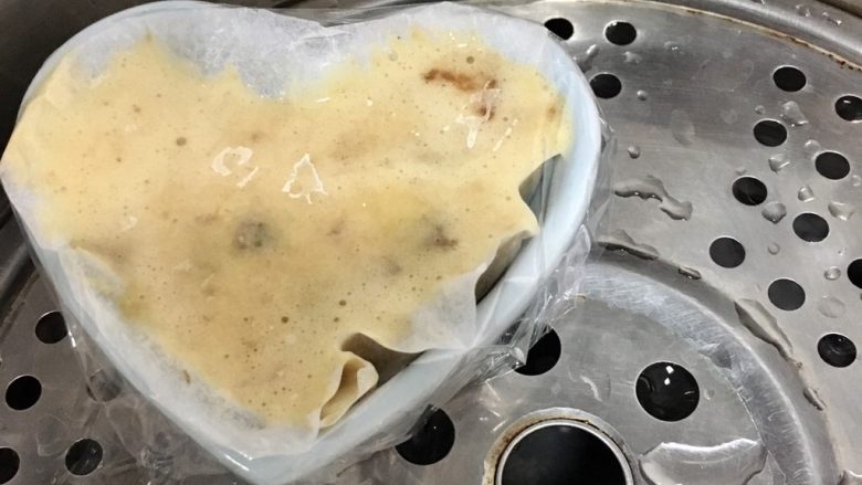 宝宝辅食10M➕红枣山药鸡蛋糕,放入蒸锅中,容器上面倒扣一个盘子或者裹上一层保鲜膜,蒸20分钟关火后再闷5分钟即可哦~