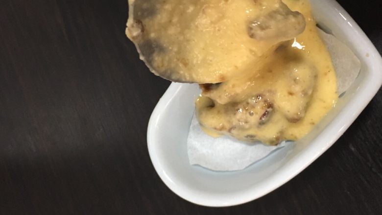 宝宝辅食10M➕红枣山药鸡蛋糕,取一个容器,铺上一层硅油纸,(没有硅油纸的话可以在容器里薄薄的刷一层油哈),倒入搅拌均匀的山药鸡蛋糊