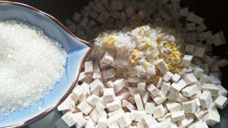 香芋双米粥,加入少许糖(喜欢咸味的也可以换成盐)
