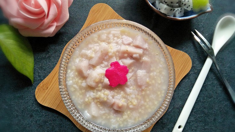 香芋双米粥,再搭配点水果就更棒了!