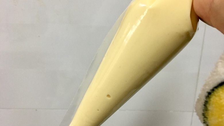 宝宝辅食12M➕ 鸡蛋网饼
,把面糊倒入裱花袋里,底部剪一个小口(口子尽量小一些)如果没有裱花袋,也可以用超市那种食品保鲜袋代替