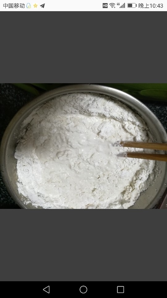 #家乡特色美食#嘎嘣脆,嘎嘣脆的烤菜饺,搅拌,不断用筷子搅拌,用手会被烫熟哦。