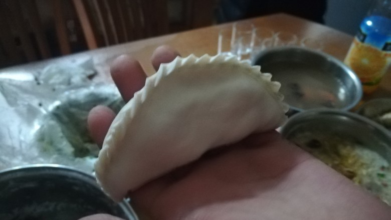 #家乡特色美食#嘎嘣脆,嘎嘣脆的烤菜饺,把它捏紧来。
我学生很能干,都做成了漂亮的波浪形边儿,比老师我强一百倍。
