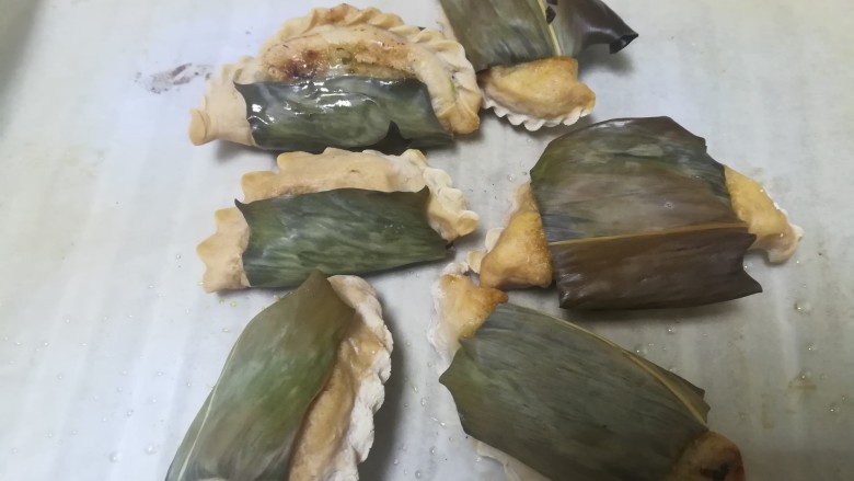 #家乡特色美食#嘎嘣脆,嘎嘣脆的烤菜饺,烤好了,香喷喷的,有点金黄色的菜饺。
