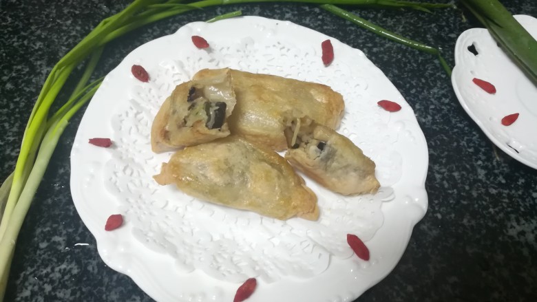#家乡特色美食#嘎嘣脆,嘎嘣脆的烤菜饺,成品图。
我们霞浦最具特色的美食——烤菜饺,其实我只吃过煮的和蒸的菜饺,今晚是第一次尝试烤,没想到非常好吃。
儿子吃了还想吃,叫都叫不住!
