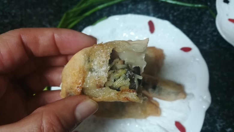 #家乡特色美食#嘎嘣脆,嘎嘣脆的烤菜饺,忍不住啦,开吃了。
乖乖,乖乖,怎么可以这么好吃?香喷喷啊,嘎嘣脆啊,怎一个好吃了得?