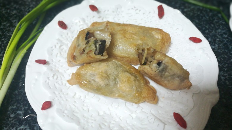 #家乡特色美食#嘎嘣脆,嘎嘣脆的烤菜饺,成品图。