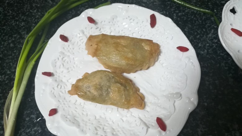 #家乡特色美食#嘎嘣脆,嘎嘣脆的烤菜饺,很快就吃掉一个了。
要不是我一直叫,估计全部会被消灭殆尽。
因为它们真的太好吃了,不仅非常香,关键是非常脆,咬起来都是非常响,一定是我加了点地瓜淀粉的缘故。
最后我才透露答案哦,哈哈哈。