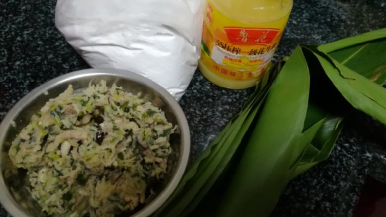 #家乡特色美食#嘎嘣脆,嘎嘣脆的烤菜饺,这是做菜饺所有食材的合影,馅,艳山姜叶,花生油,<a style='color:red;display:inline-block;' href='/shicai/ 520'>糯米粉</a>。