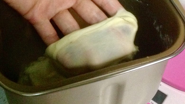 红豆沙餐包,检查一下出膜状态,能拉出薄膜即可,然后盖上保鲜膜开始基础发酵。