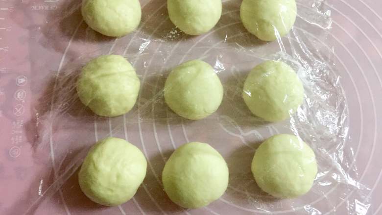 红豆沙餐包,基础发酵结束后,将面团取出排气,分割成50克一个的小面团,滚圆后松弛15分钟。