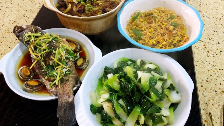 小年夜的清蒸石斑鱼&牛肉烩薯粉,今天干了一天活、没时间准备大餐
只能随便吃一下