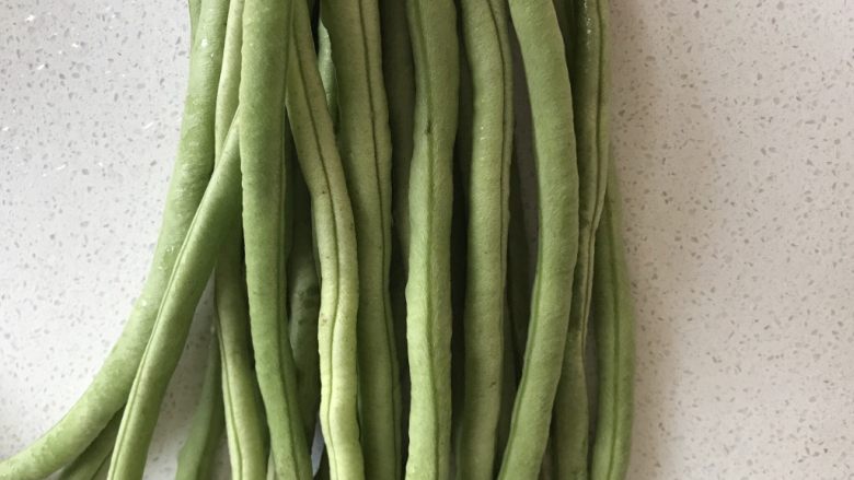 土豆炖豆角,豆角要选这种细长的，一般北方这边叫这种豆角为豆角王。