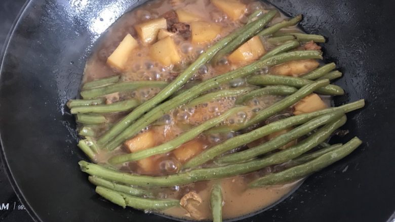 土豆炖豆角,炖至土豆和豆角软烂，放入适量盐，再炖15分钟左右即可。