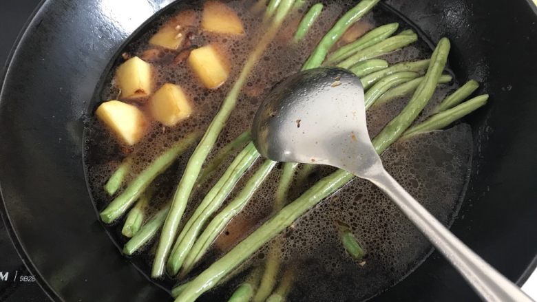 土豆炖豆角,添汤，刚刚没过豆角为宜。