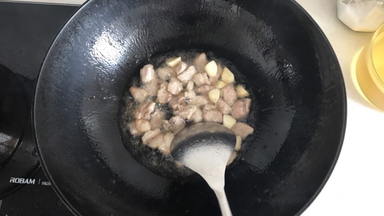 土豆炖豆角,加入蒜瓣炒至金黄，再加入葱姜煸炒，然后加入<a style='color:red;display:inline-block;' href='/shicai/ 866'>冰糖</a>翻炒均匀。