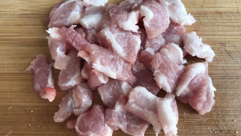 土豆炖豆角,<a style='color:red;display:inline-block;' href='/shicai/ 428'>五花肉</a>切片备用。