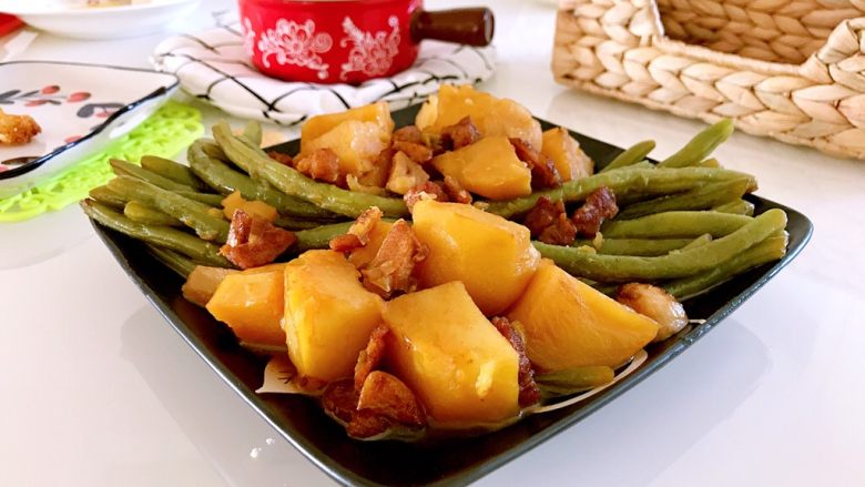 土豆炖豆角,可以出锅了，土豆块大一些特别好吃，面面的。