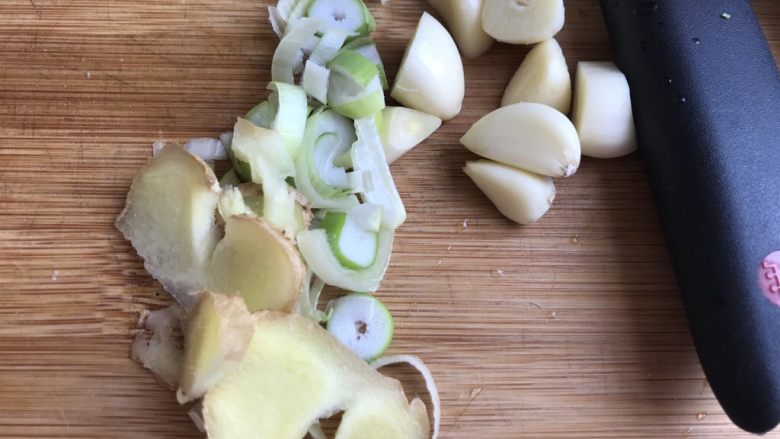 土豆炖豆角,葱姜蒜切片备用。