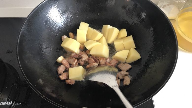 土豆炖豆角,放入土豆翻炒均匀。