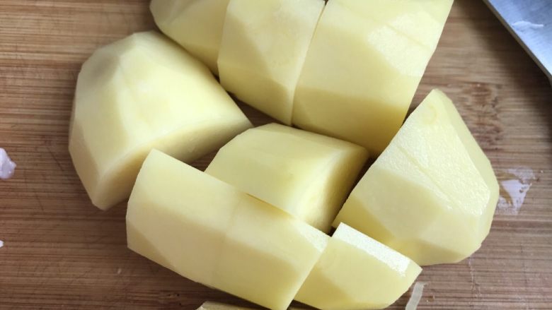 土豆炖豆角,<a style='color:red;display:inline-block;' href='/shicai/ 23'>土豆</a>切大块。