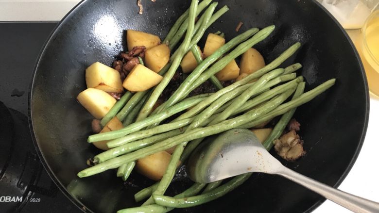 土豆炖豆角,加入豆角煸炒，放入一点<a style='color:red;display:inline-block;' href='/shicai/ 721'>蚝油</a>和<a style='color:red;display:inline-block;' href='/shicai/ 692'>酱油</a>炒均匀。