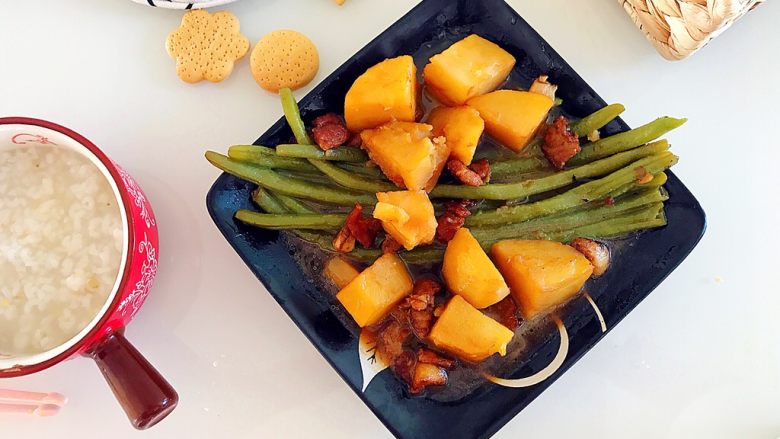 土豆炖豆角,就着大米饭吃很香，不过今天早上粥煮太多了，所以中午没做大米饭。