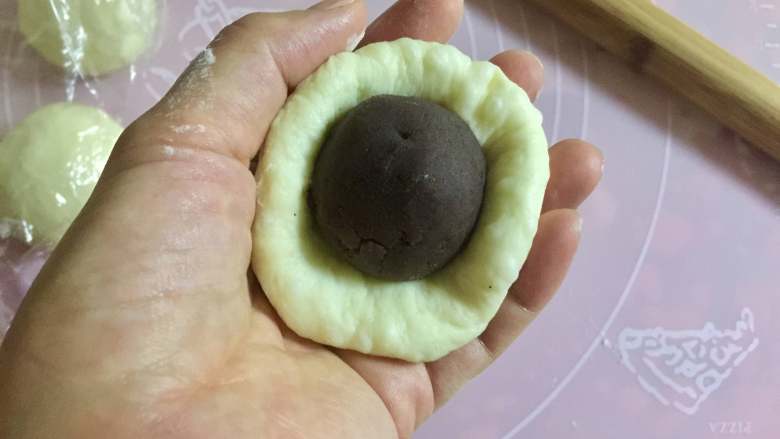 红豆沙餐包, 翻面后放入红豆沙馅,收紧口。