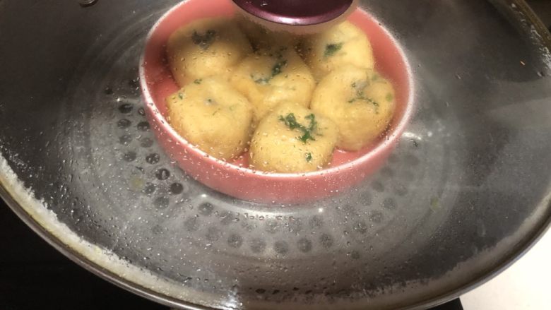 清蒸油豆腐塞肉,锅里水烧开,隔热水蒸20分钟即可。