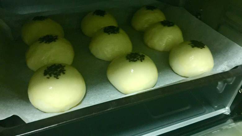 红豆沙餐包,烤箱预热180度,中层,上下火,烤15分钟。