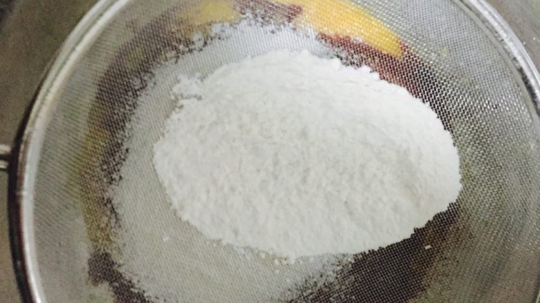 红丝绒蛋糕卷,低筋粉过筛到蛋黄糊中