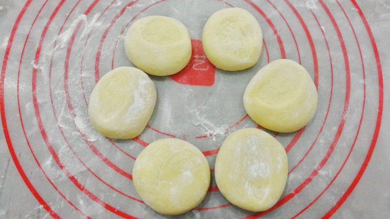 金花枣花馒头,每6个一组,洒上手粉把小剂子用手稍微压扁