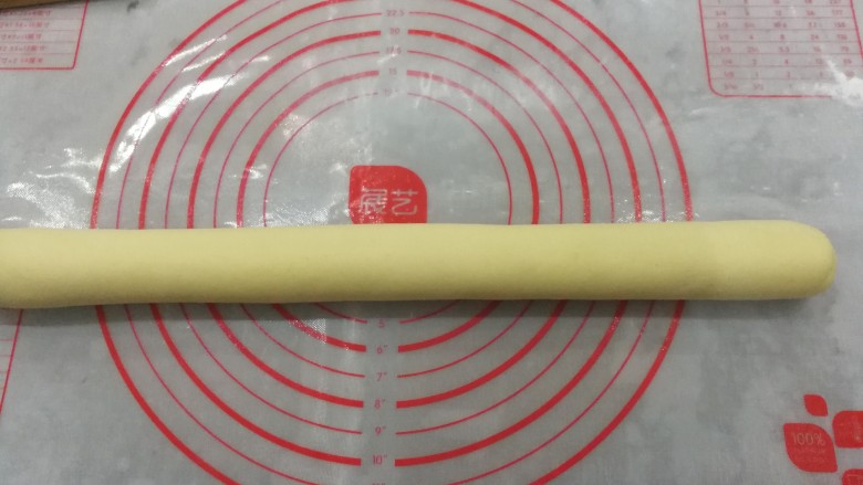金花枣花馒头,把发酵好的面团取出挤压排气后静置15分钟,然后搓成长圆条