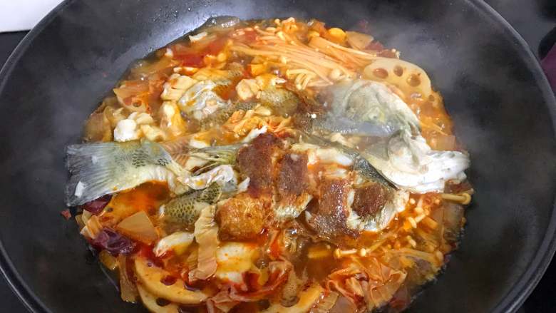 香辣烤鱼 ,中火煮5分钟左右,放入烤好的鲈鱼。
