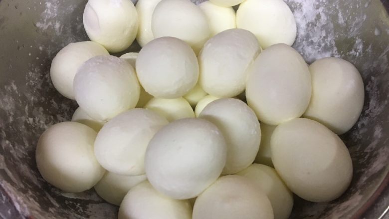 做年货 家宴特色秘制龙眼丸子(31个步骤图文详细解释),放入干淀粉,把鸡蛋摇一摇,让鸡蛋裹上一层薄薄的干淀粉。
这一步的目的是为了让鸡蛋能牢牢的和肉馅粘合在一起,避免炸的时候鸡蛋脱落。