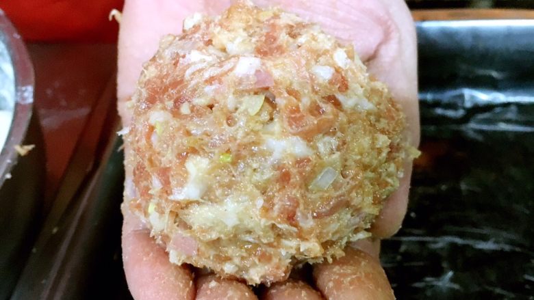 做年货 家宴特色秘制龙眼丸子(31个步骤图文详细解释),龙眼丸子塑形成功。