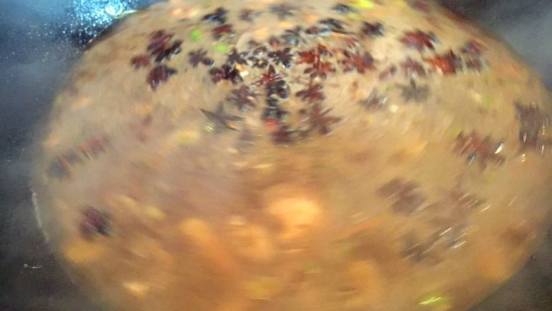 做年货 家宴特色秘制龙眼丸子(31个步骤图文详细解释),做丸子的第四步是炖。
锅里放适量的底油,放入葱段、姜片各50g,<a style='color:red;display:inline-block;' href='/shicai/ 695'>八角</a>10个,炝锅,放入1汤勺的<a style='color:red;display:inline-block;' href='/shicai/ 712'>甜面酱</a>,1汤勺的东古一品酱油,大量的水(高汤),煮开。
<a style='color:red;display:inline-block;' href='/shicai/ 712'>甜面酱</a>和酱油的量可根据个人喜欢的颜色来调。