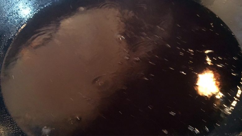 做年货 家宴特色秘制龙眼丸子(31个步骤图文详细解释),做龙眼丸子的第三步是炸。
锅热放大量的油,放油温6成热时放入龙眼丸子。