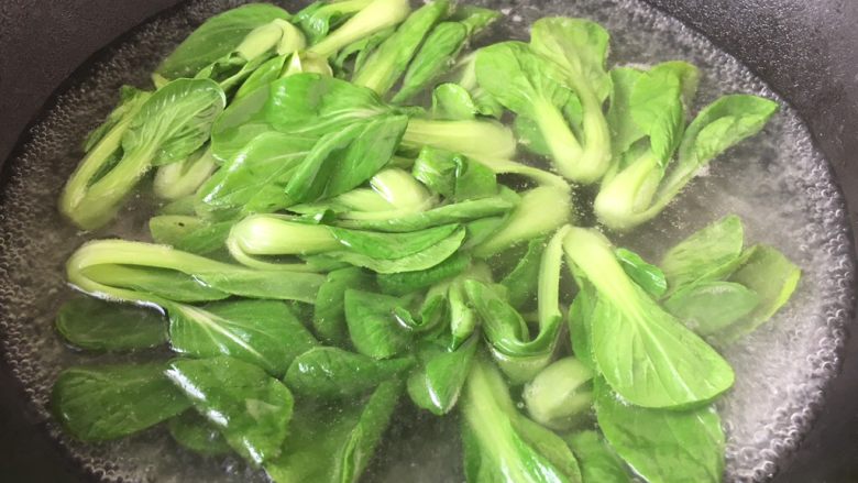 做年货 家宴特色秘制龙眼丸子(31个步骤图文详细解释),小油菜或者其它青菜焯水,码放在龙眼丸子的周围。
放小油菜一是为了装饰,另外一个是荤素搭配,膳食结构更合理。