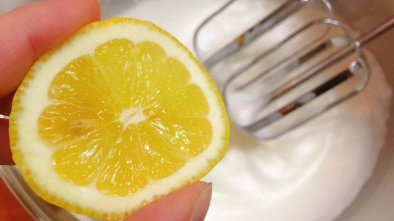 迷你草莓奶油蛋糕,滴入几滴柠檬汁,其实在没开始打发就滴入就行了,我刚刚忘了,补上也没问题的。