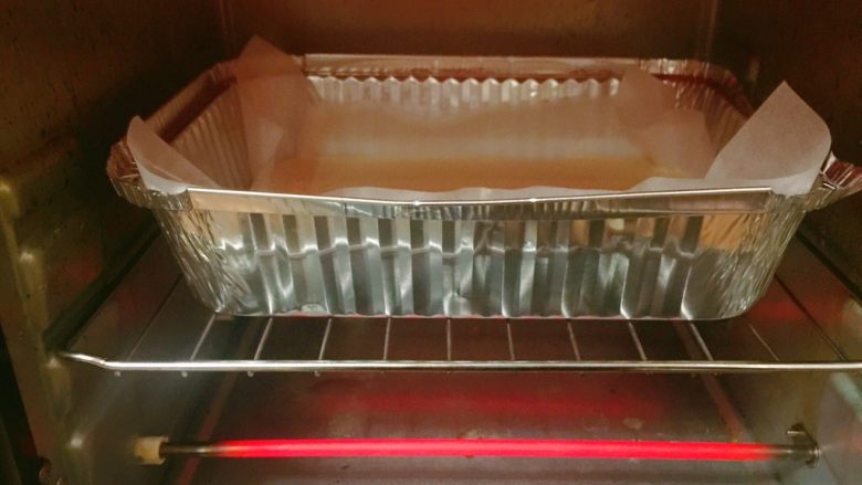 迷你草莓奶油蛋糕,烤箱预热160度,中层,上下火,约25分钟。
