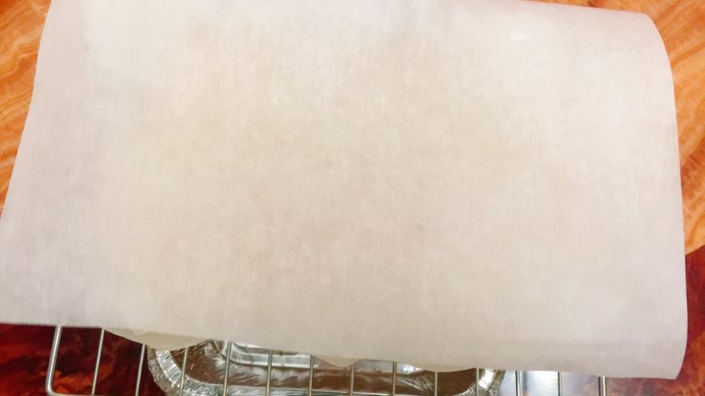 迷你草莓奶油蛋糕,移至烤架上,盖上另一张油纸,防止水份流失,放凉。