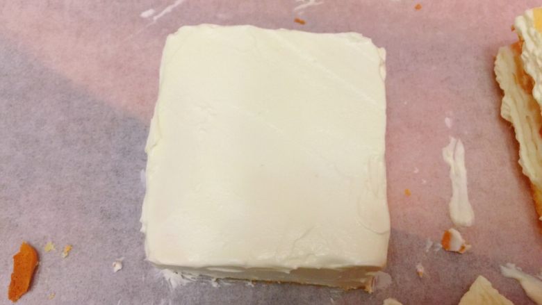 迷你草莓奶油蛋糕,再挤上奶油,边边和上层全部抹上奶油,用水果刀抹平表面。